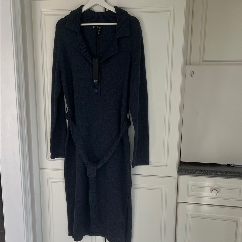 Nicole Miller New York Dark Blue Long Sleeve knit Dress
With collar.